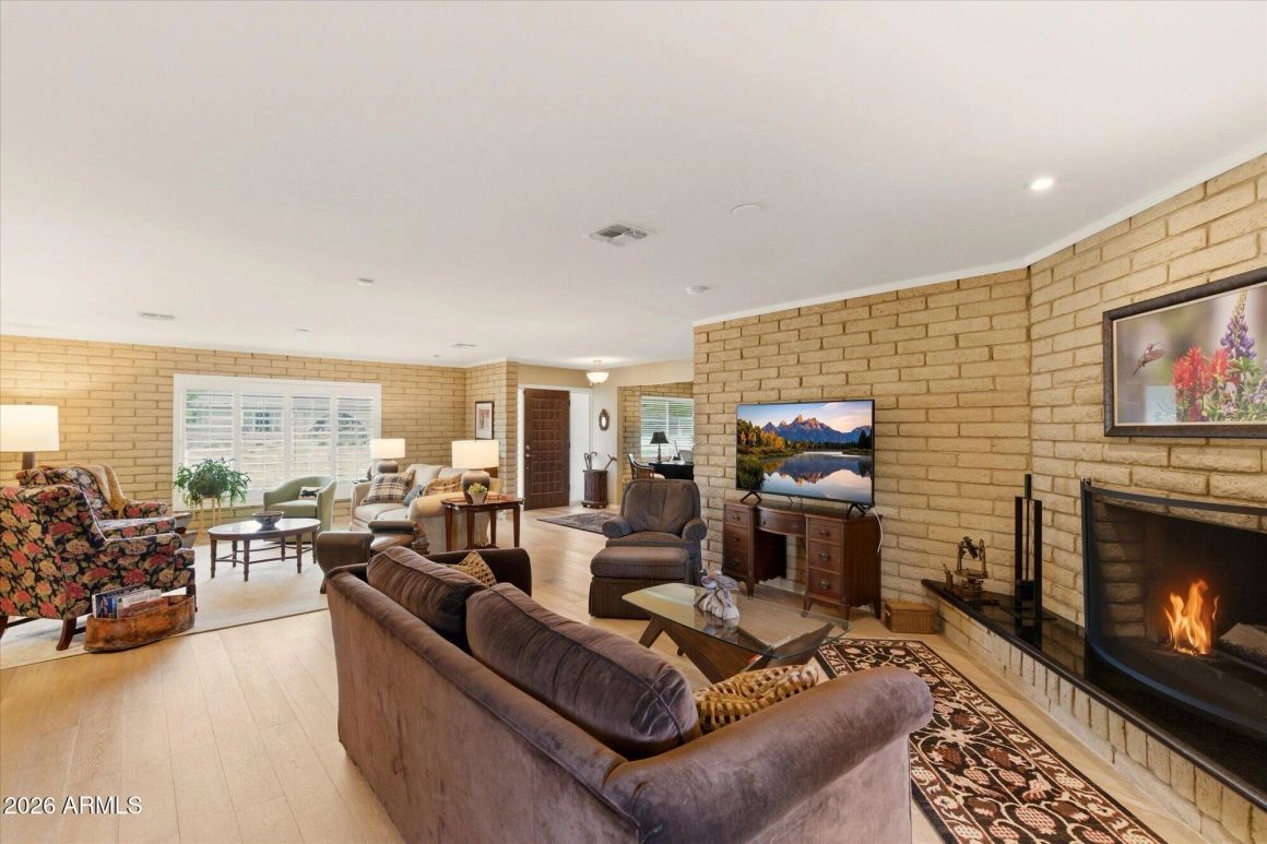 Property represented by Blondie Realtor: 221 W Butler Dr, Phoenix, AZ 85021